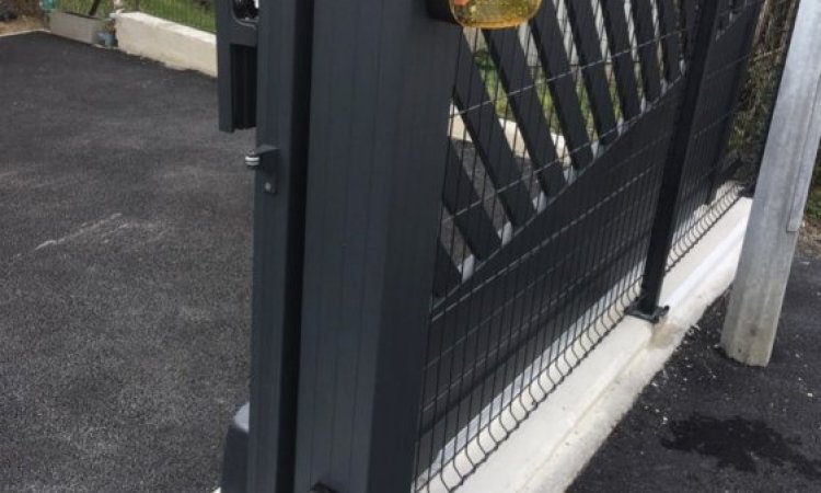 Pose et installation de portail coulissant avec panneaux de clôture à Foussemagne